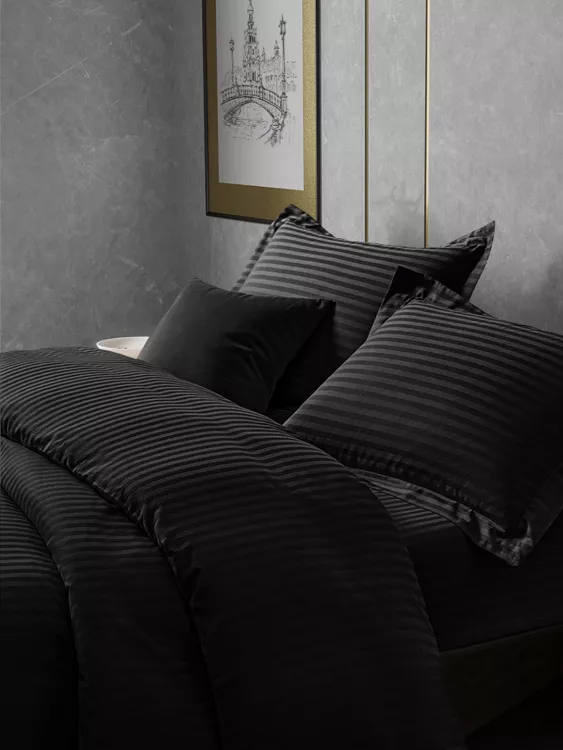 Постельное белье сатин страйп с простыней на резинке в подарочной упаковке - Черный